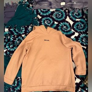 Oversized “mini girl” hoodie.